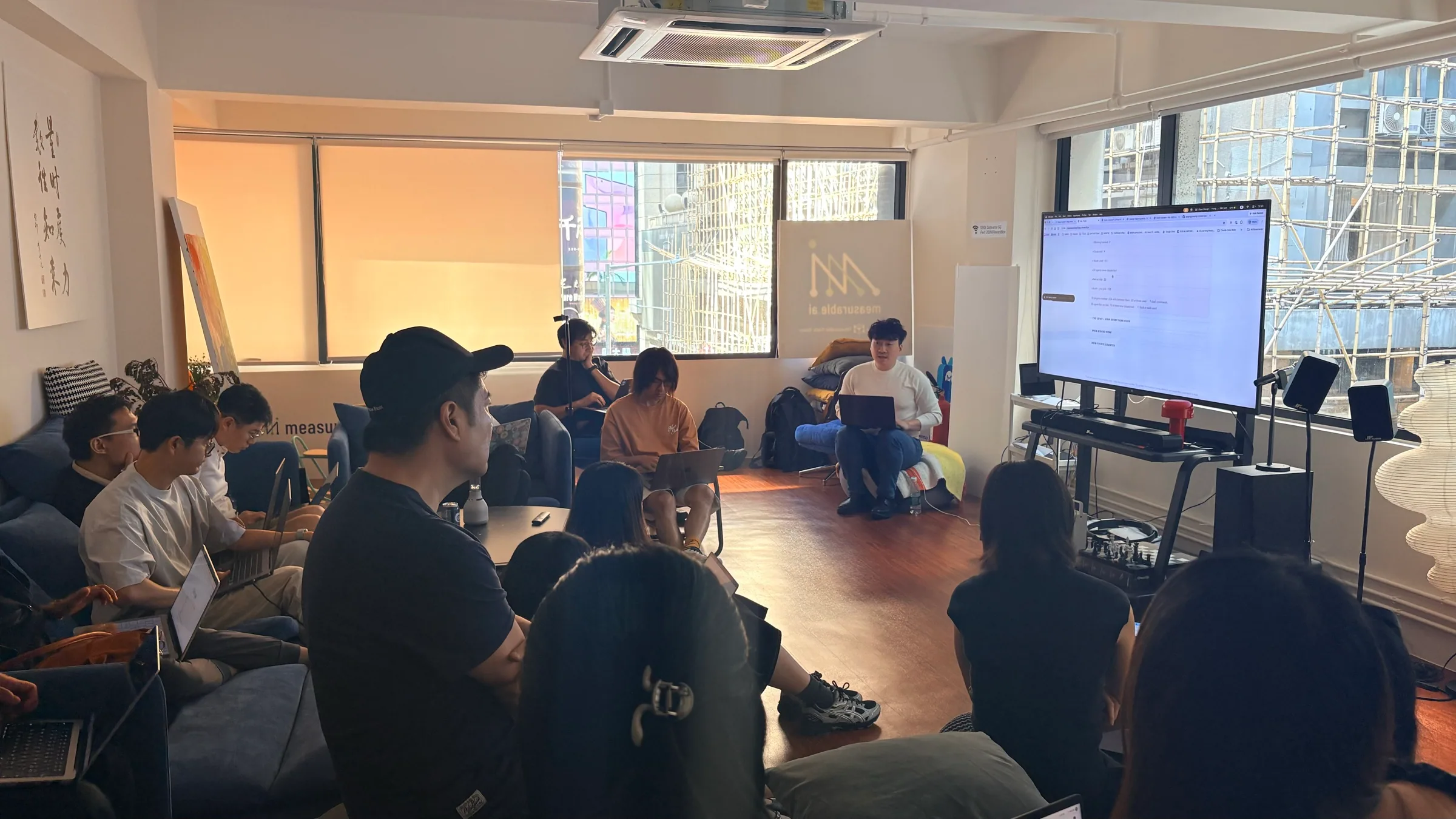 Teilnehmer versammelten sich während des OpenDesign Hong Kong-Workshops um ihre Laptops.