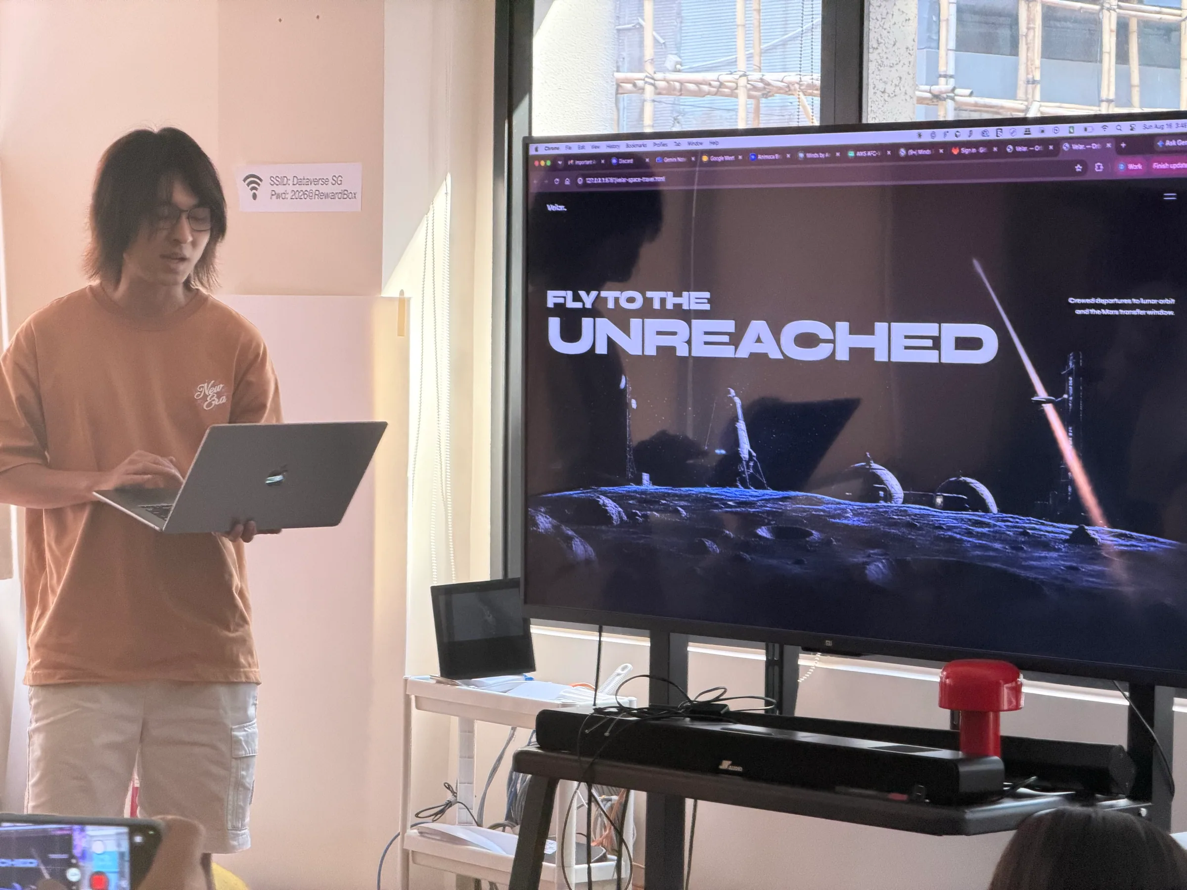 Ein Teilnehmer präsentiert ein immersives Web-Erlebnis während des OpenDesign Hong Kong-Workshops.