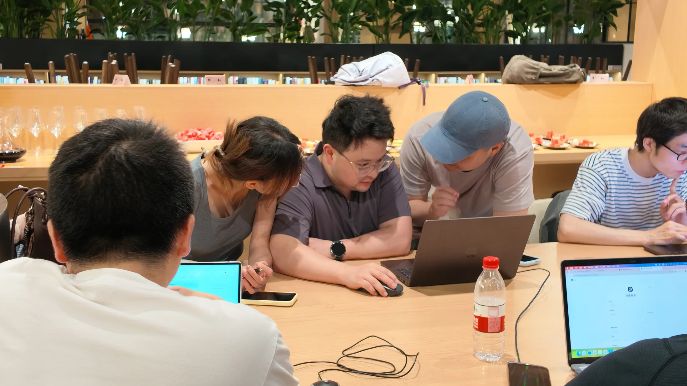 Teilnehmer vergleichen ihre Arbeit und helfen sich gegenseitig beim OpenDesign Shanghai Workshop.