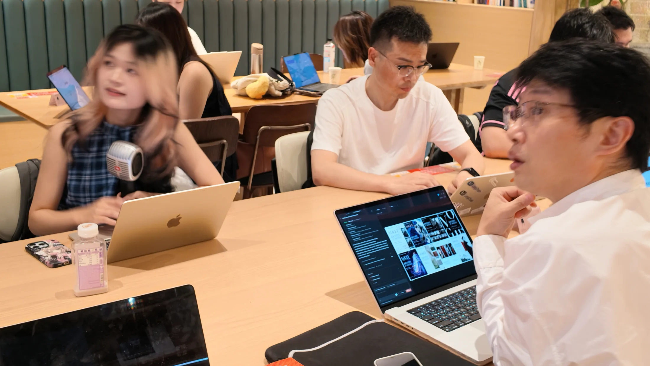Teilnehmer bauen während des praktischen Teils des Shanghai-Workshops ihre eigenen Projekte auf.