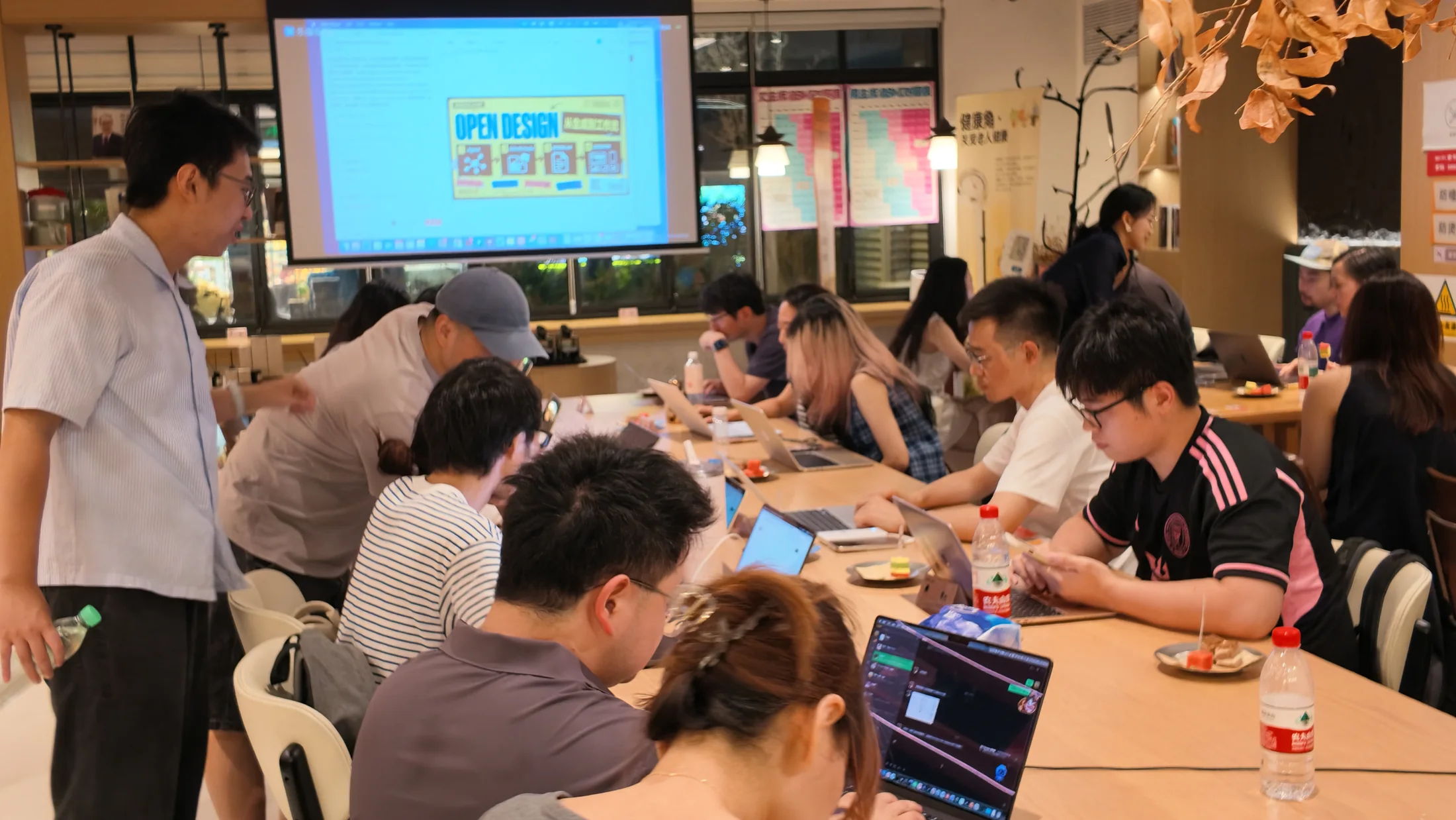 Teilnehmer folgen einem Schritt-für-Schritt-KI-PPT-Tutorial während des Shanghai-Workshops.